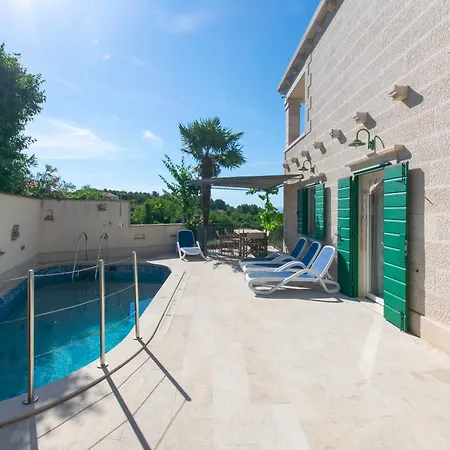 Serena Villa Mirce