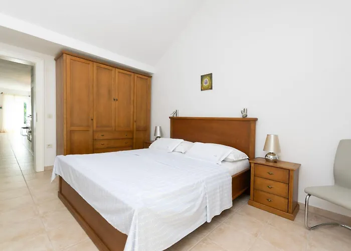 Serena Villa Mirce