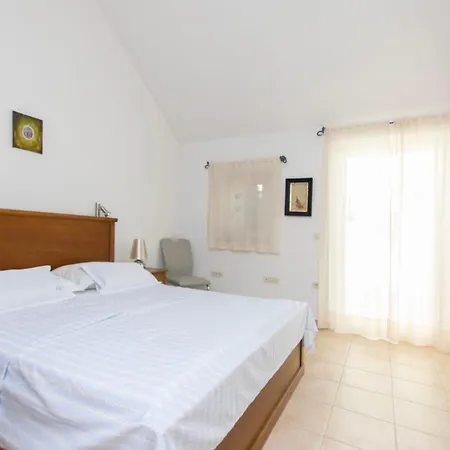 Serena Villa Mirce