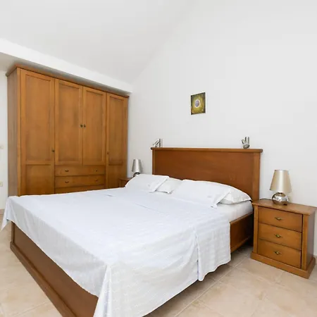 Serena Villa Mirce